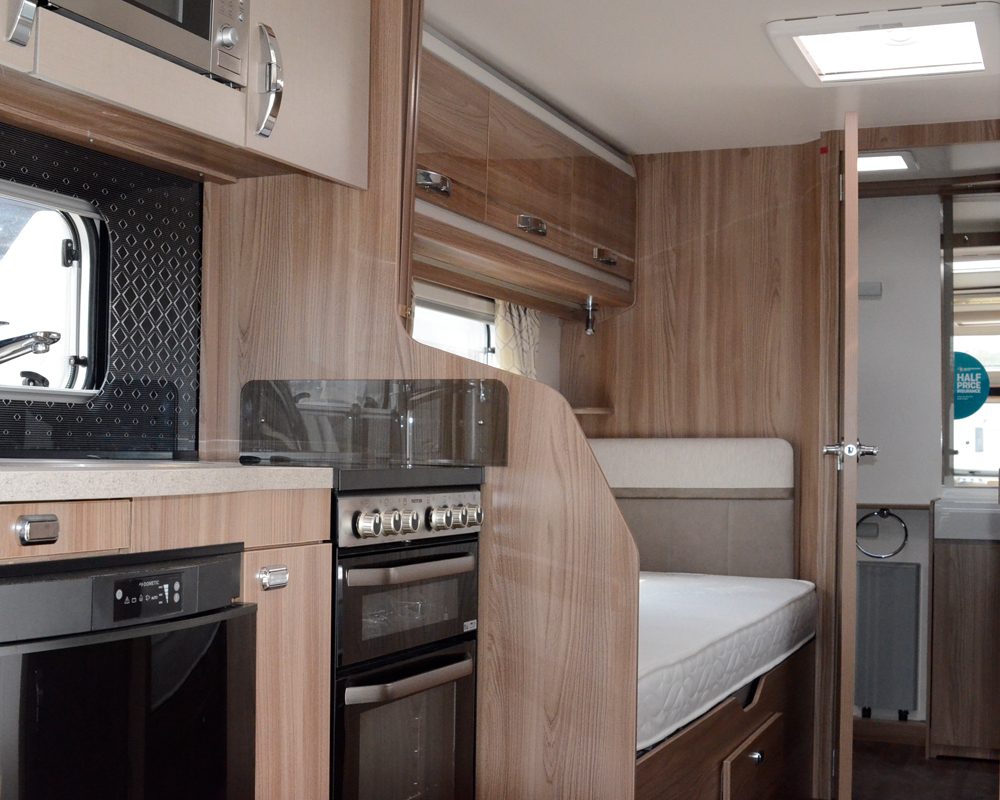 865-bed-kitchn-washroom
