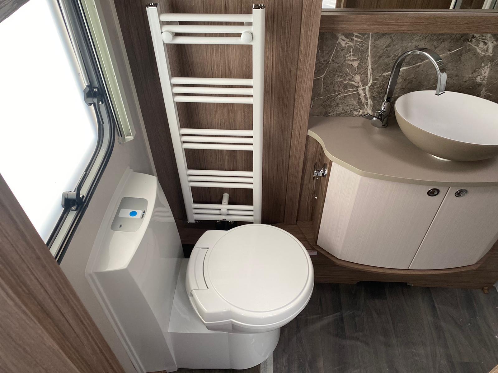 Coachman Vip 575 Layout.pdf Coachman VIP 575 2021 - LeisureBe